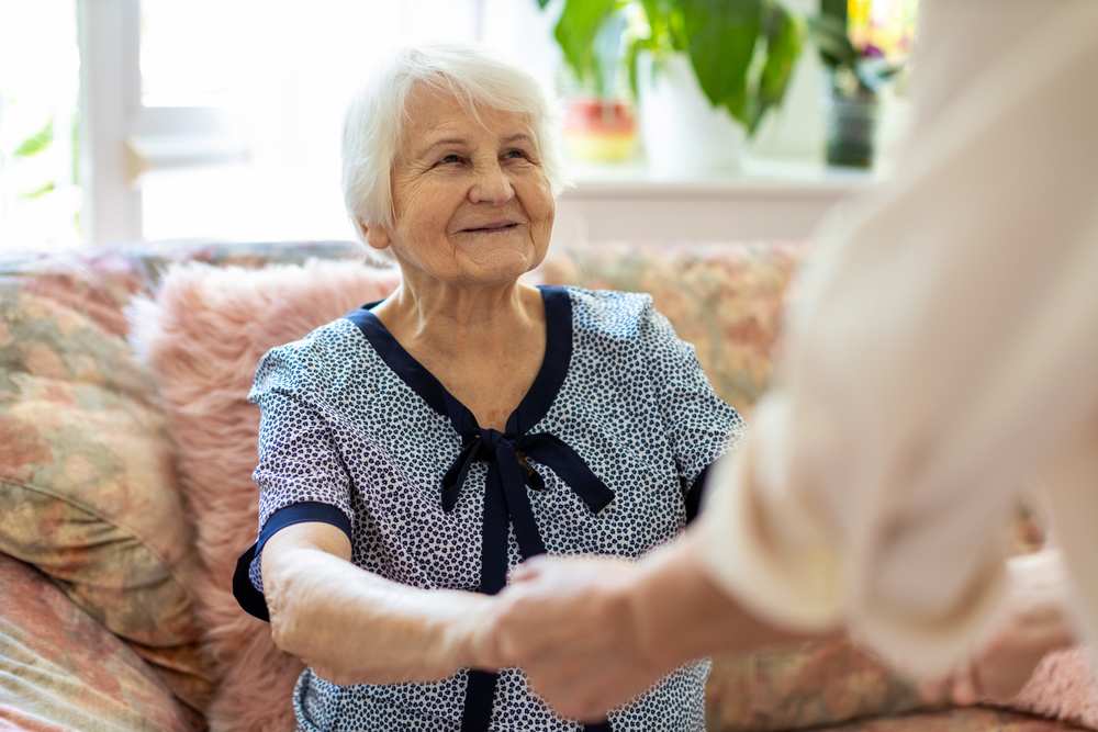 En glad äldre kvinna